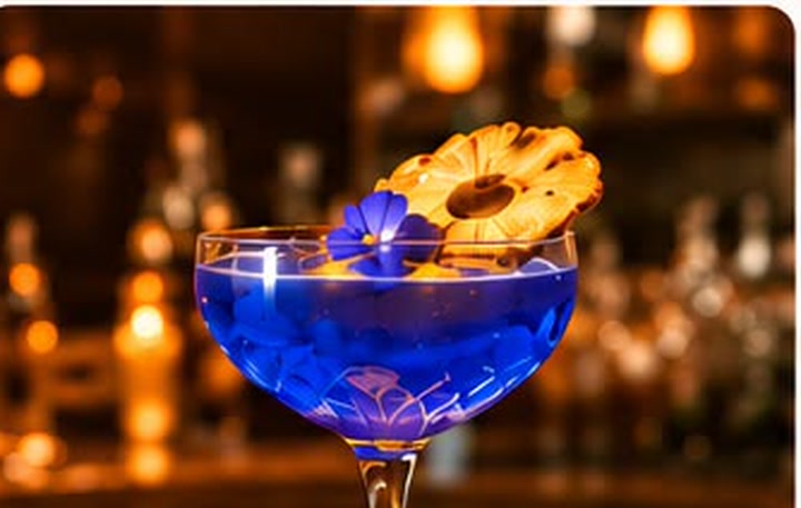 Jardin Bleu — coupe bleu profond, ananas séché, ambiance feutrée de restaurant