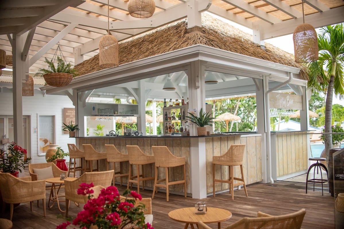 Le comptoir du Tipsy Bar au Relais du Moulin — rotin, toit de paille et bougainvilliers, Sainte-Anne