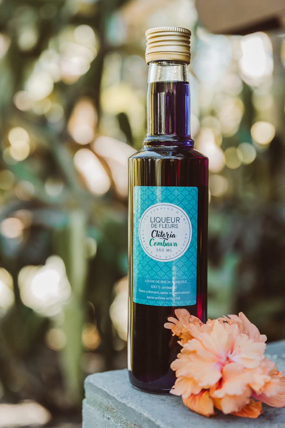Liqueur de fleurs Clitoria Combava 500 ml sur un lit de fleurs de clitoria — Les Jardins d'Emy