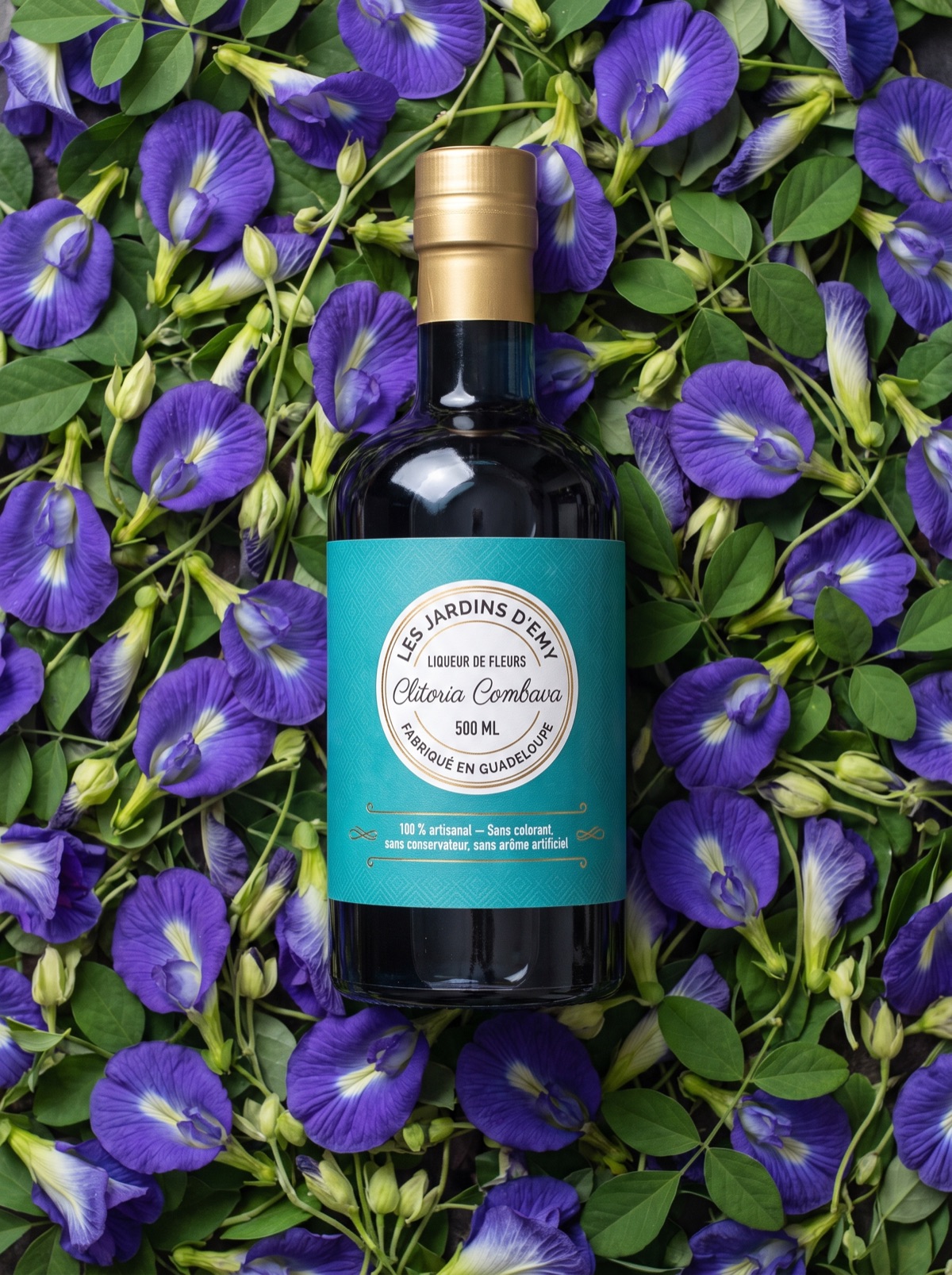 Liqueur de fleurs Clitoria Combava 500 ml sur un lit de fleurs de clitoria — Les Jardins d'Emy